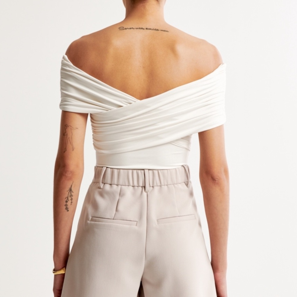 A&F Ruched Bodysuit - Picture 2 of 3